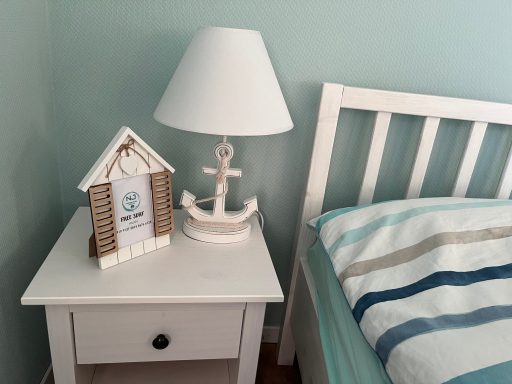 Ferienhaus Nordseejuwel - Schlafzimmer Erdgeschoss Nachtschrank
