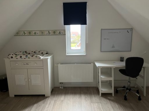 Ferienhaus Nordseejuwel - Schlafzimmer mit Wickeltisch und Schreibtisch Obergeschoss