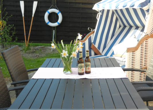 Ferienhaus Nordseejuwel - Strandkorb auf Terrasse und Garten 