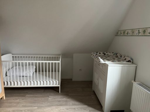 Ferienhaus Nordseejuwel - Schlafzimmer mit Wickeltisch und Schreibtisch Obergeschoss